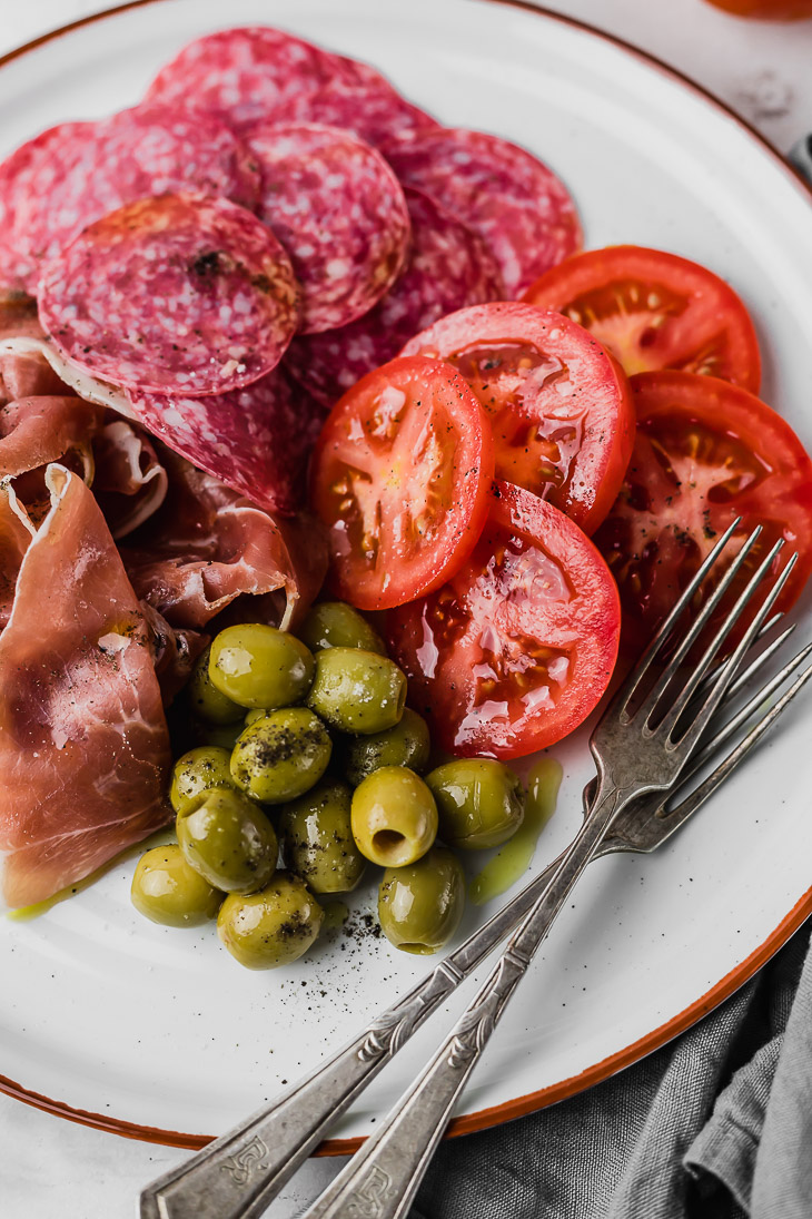 Fast-Keto-Lunch-Meat-and-Olive-Plate_5.j