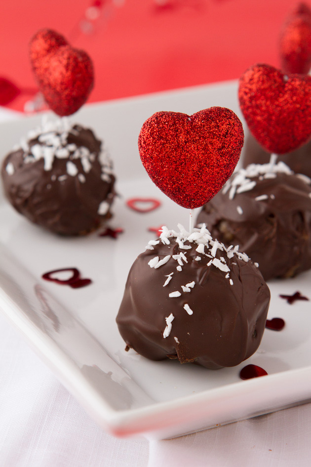 5 Ingredient Strawberry Fudge Truffles #paleo #valentine #dairyfree #vegan